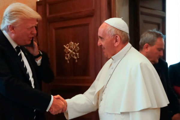 El Papa pide a Trump que sea un instrumento para la paz