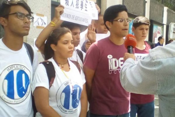 Estudiantes protestaron ante embajada China por venta de antimotines