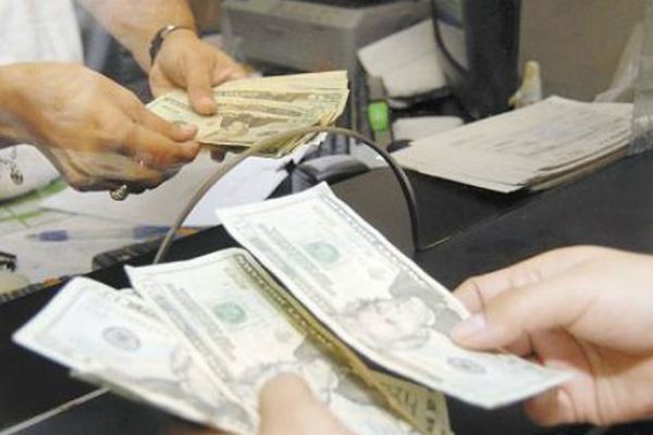 Bancos cubanos dejan de aceptar depósitos de dólares en efectivo desde este lunes