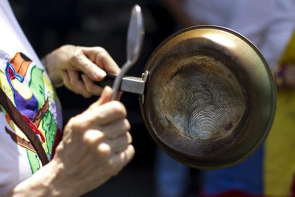 Golpeando ollas vacías, personas protestaron este sábado contra la escasez de alimentos