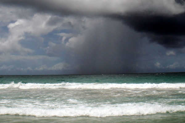 El huracán Florence fue degradado a tormenta tropical