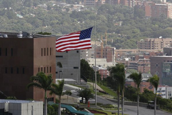 EEUU ordena abandonar Venezuela a familiares del personal de la embajada