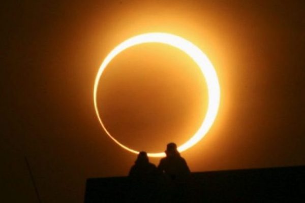 Los curiosos contemplan un raro eclipse en África pese a condiciones poco favorables