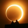 Los curiosos contemplan un raro eclipse en África pese a condiciones poco favorables