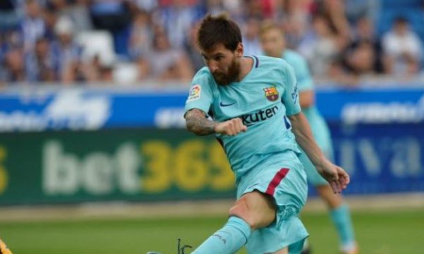 Doblete de Messi le da la victoria al Barcelona frente al Alavés en Liga española
