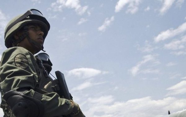 Taxistas en uniforme: cuando el sueldo de un militar no alcanza en Venezuela