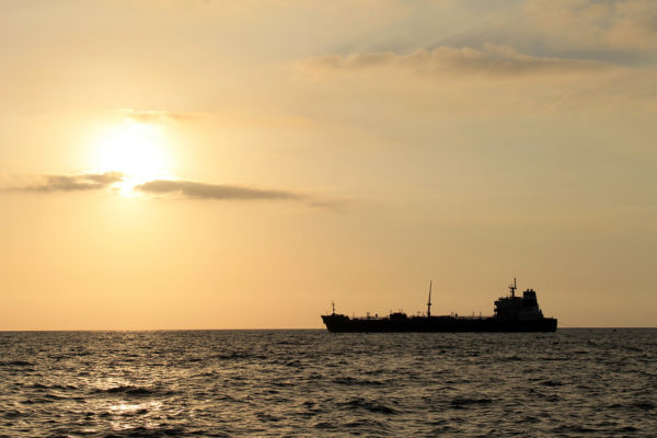 Tanquero iraní zarpa hacia el Golfo Pérsico transportando crudo pesado venezolano