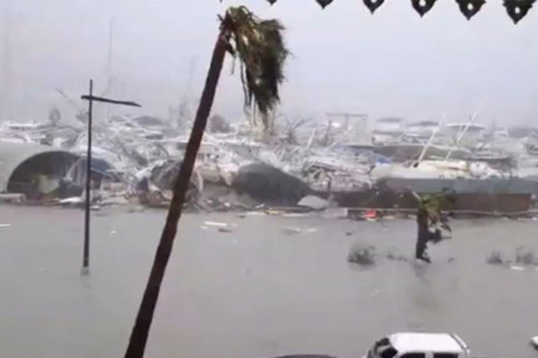 Huracán Florence toca tierra y amenaza con grandes inundaciones