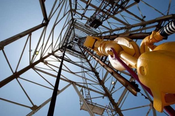 Precio del petróleo toca los $70 y podría seguir subiendo