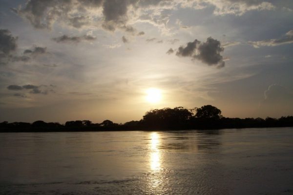 Rescataron a 12 venezolanos a la deriva en embarcación en el Río Meta