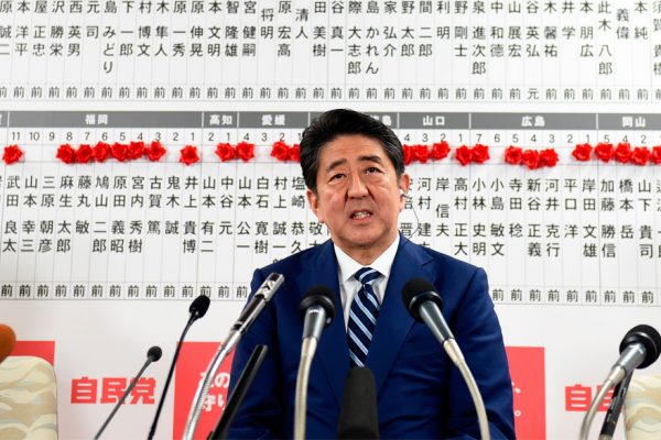 Amplia victoria del primer ministro Abe en Japón