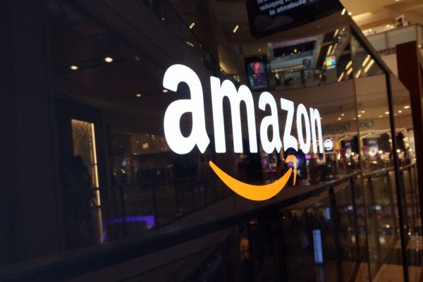 Acción de Amazon logra nuevo récord en mercado que subió por pragmatismo de la Fed