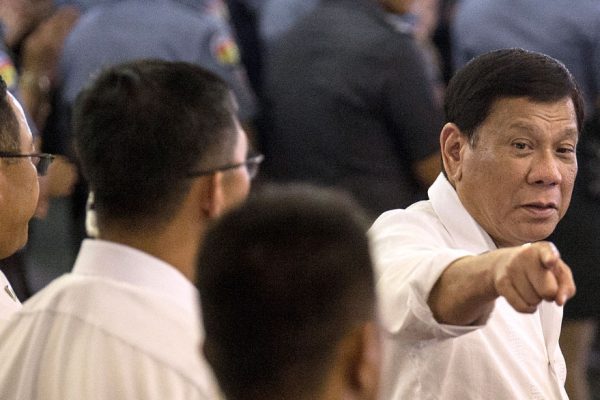 Presidente filipino dispuesto a matar él mismo a criminales