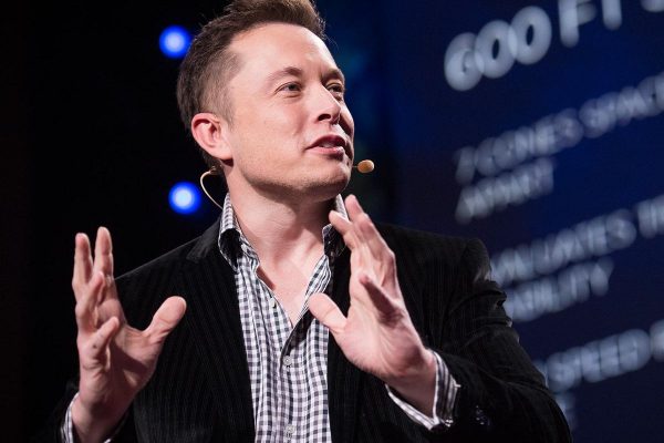 Musk se comprometió a producir una «pickup» eléctrica