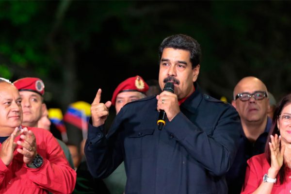 Maduro «tiende la mano», pero amenaza a nuevos gobernadores opositores