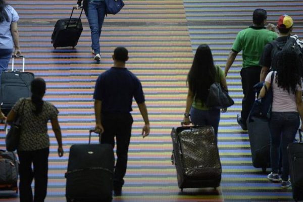 Viajeros que regresen a Venezuela deberán cumplir cuarentena en casa