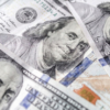 Brecha entre el dolar paralelo y oficial cayó en marzo a 467%