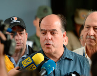 Oposición alerta sobre ‘desbordamiento de la situación sanitaria’ por falta de vacunas anticovid-19