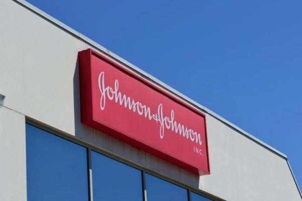 Johnson & Johnson reporta caída de 11,9% en ganancias trimestrales