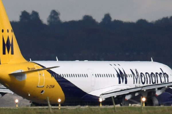 Británica Monarch Airlines se declara en quiebra y deja a la deriva a miles de pasajeros