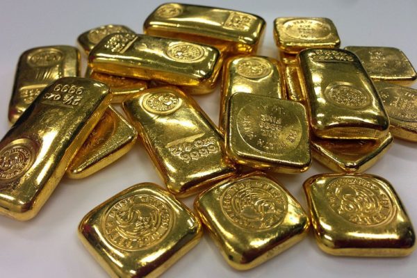 El oro registra mejor semana en tres años en torno a los 1.500 dólares por onza