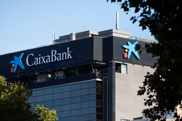 Los bancos españoles CaixaBank y Bankia formalizan su fusión