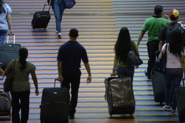 Laser Airlines: Por instrucciones del SAIME «no podrán embarcar venezolanos en vuelos nacionales con pasaporte»
