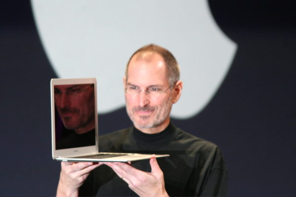 Descubre el peculiar libro que encendió la chispa de la innovación de Steve Jobs