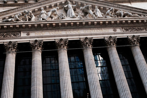 Wall Street cerró en terreno positivo ante expectativas de baja de tasas de interés