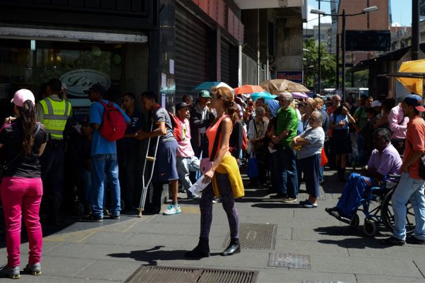 Empleados venezolanos faltan a sus trabajos para subsistir