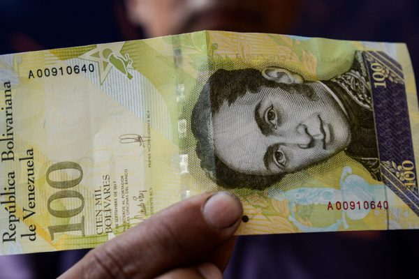 EFE: Billete de 100.000 bolívares vale más para vender que para comprar