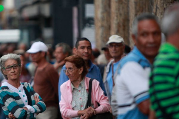 «Tampoco alcanza»: Muchos pensionados en Venezuela viven de la ayuda de terceros
