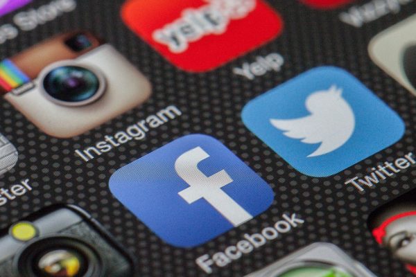 Facebook y Twitter dicen que no necesitan más regulaciones de contenidos en Senado de EEUU