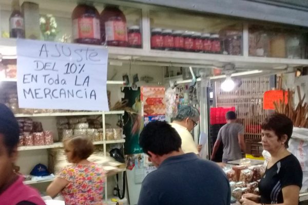 Venezuela regresa al control de precios con un salario mínimo de US$4