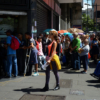 Empleados venezolanos faltan a sus trabajos para subsistir
