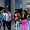Venezolanos cazan a diario dinero en efectivo cada vez más escaso
