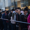 Cientos de personas hacen cola en Sídney y Shanghái por lanzamiento del iPhone X