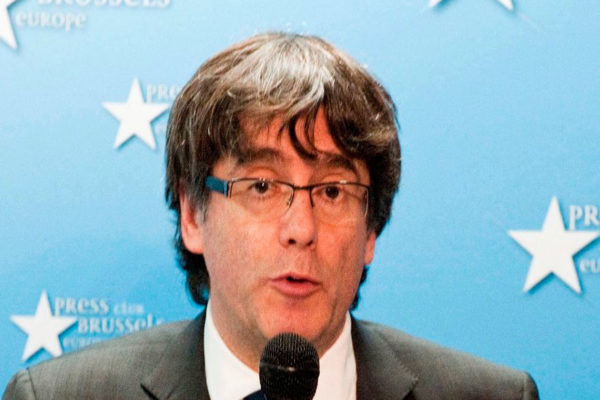 Puigdemont propuso a Rajoy reunirse sin condiciones fuera de España