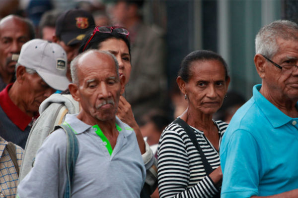 Ancianos aceptan con austeridad y soledad la crisis de migración