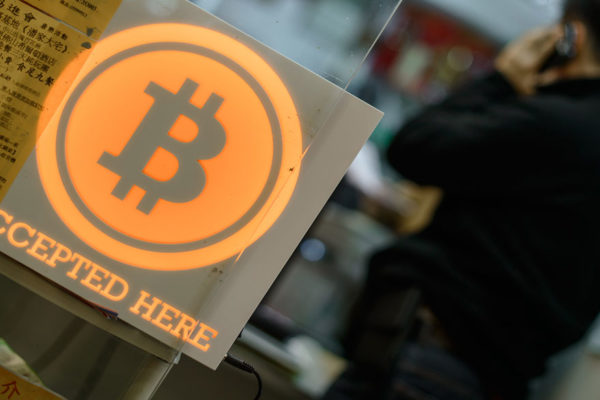 Bitcoin rompe nuevo récord y se cotiza a $12.800