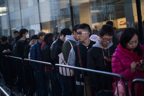 Cientos de personas hacen cola en Sídney y Shanghái por lanzamiento del iPhone X