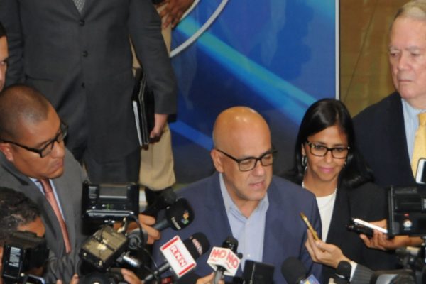 Inicia diálogo entre gobierno y oposición para afrontar la crisis