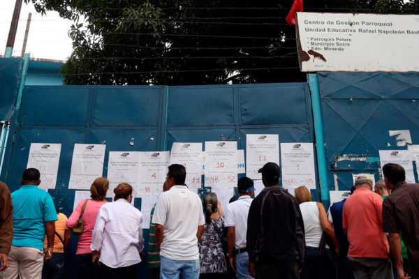La amenaza de la pandemia recorre Venezuela en forma de campaña electoral
