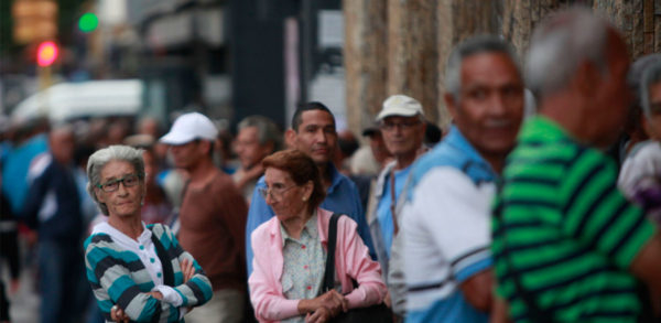 Colas y protestas en primer día de cobro de pensiones por cédula