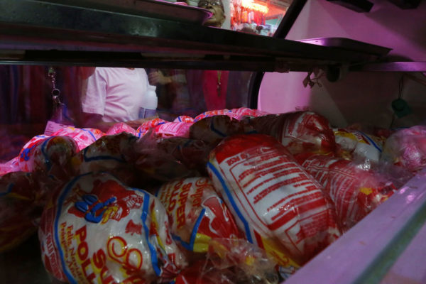 «El pollo salió volando»: Venezolanos reducen el consumo de proteínas por los altos precios