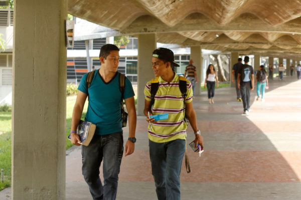 ¿Es viable volver a las aulas?: estudiantes venezolanos están a la deriva tras casi un año sin clases