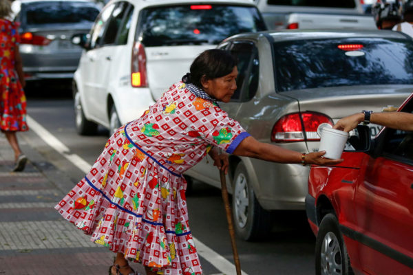 Waraos venezolanos se lanzan a un futuro incierto en Brasil