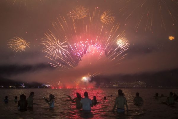 Turistas abarrotan playas de Río de Janeiro en vísperas de Año Nuevo
