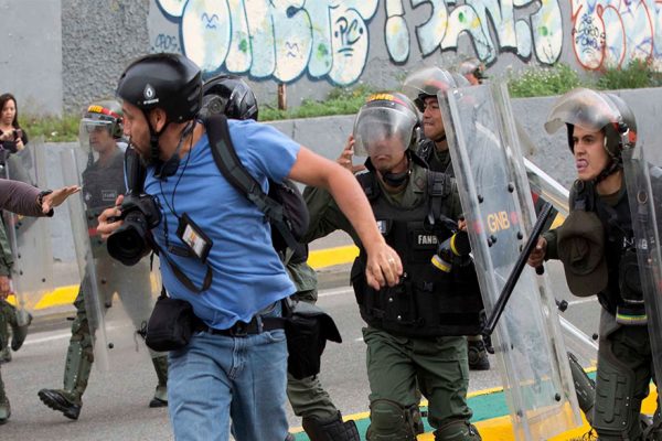 Guaidó pide a periodistas amenazados no dejarse intimidar este #16N