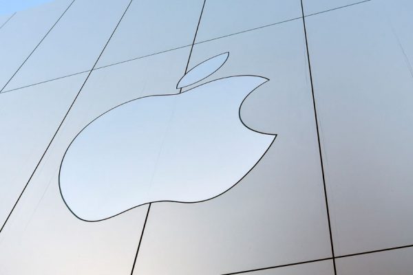 Apple vendió menos iPhones pero los nuevos productos disparan acciones